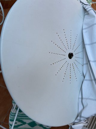Mesa blanca y 4 sillas de jardín con fundas