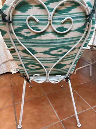 Mesa blanca y 4 sillas de jardín con fundas
