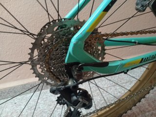 Bicicleta de montaña color turquesa