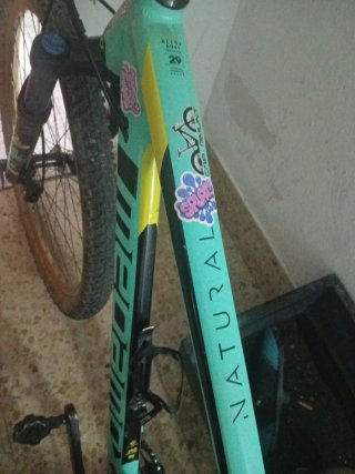 Bicicleta de montaña color turquesa