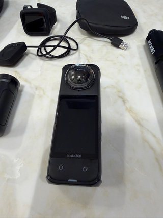 Insta360 X4 + DJI Mic + 2 baterías + palo 3m + ext