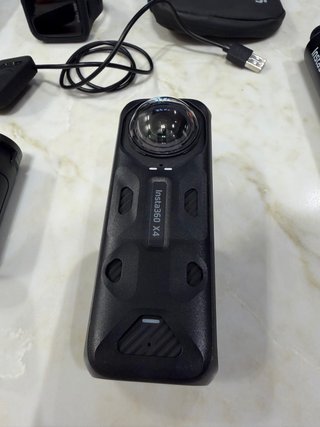 Insta360 X4 + DJI Mic + 2 baterías + palo 3m + ext