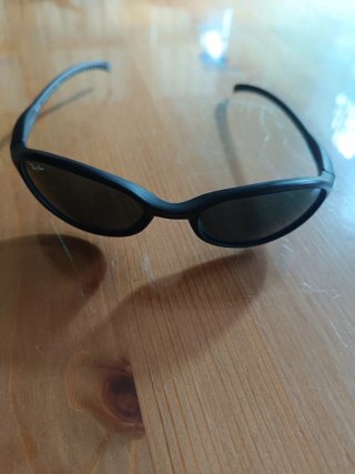 Gafas de sol Ray-Ban negras y verdes