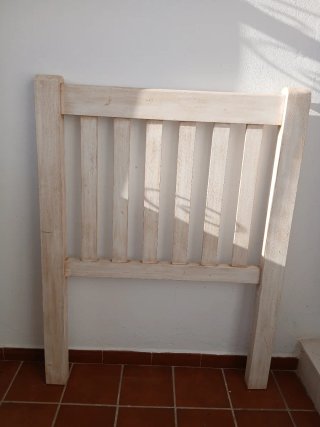 Mesita de noche y cabecero de madera