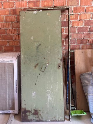 Puerta metálica empotrar con cerradura