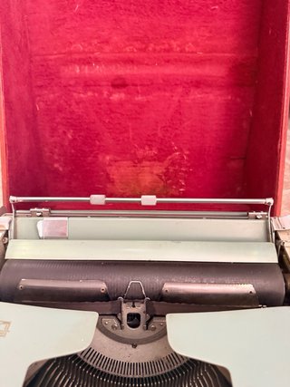 Máquina de escribir Olivetti Studio 44 con maletín