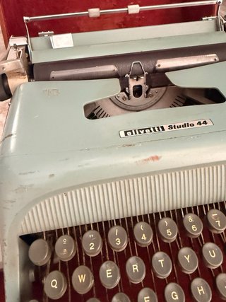 Máquina de escribir Olivetti Studio 44 con maletín