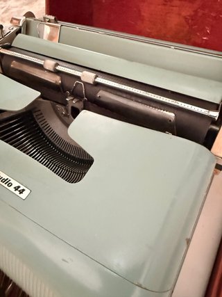 Máquina de escribir Olivetti Studio 44 con maletín