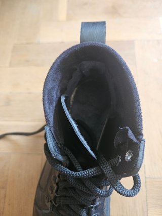 Botines negros con cordones y suela gruesa
