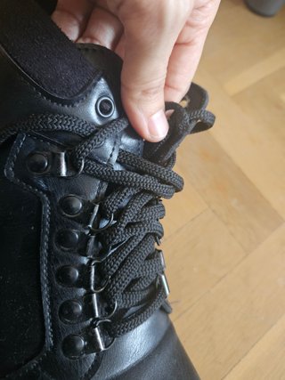 Botines negros con cordones y suela gruesa