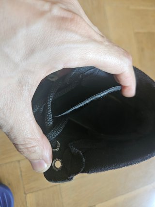 Botines negros con cordones y suela gruesa