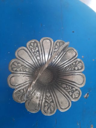 Cesta metal plateada con asa retorcida