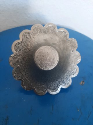 Cesta metal plateada con asa retorcida