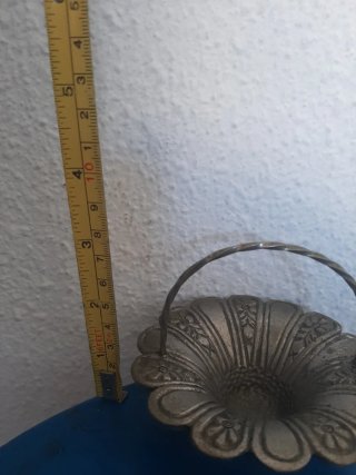 Cesta metal plateada con asa retorcida