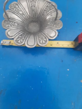 Cesta metal plateada con asa retorcida
