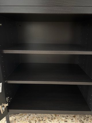 Vitrina negra con puertas de cristal
