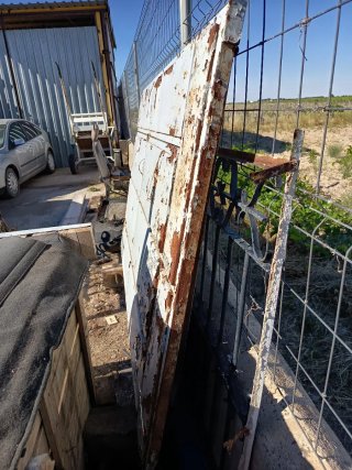 Puertas metálicas blancas