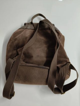 Mochila pequeña marrón y dorada