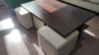Mesa de centro madera color vengué con 3 pufs