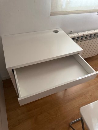 Escritorio blanco con cajón
