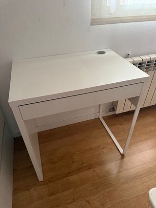 Escritorio blanco con cajón