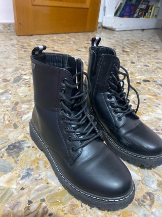 Botas negras con cordones
