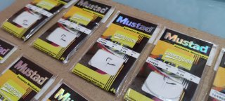 X10 LOTE N°8 ANZUELOS MONTADOS MUSTAD CARBONO.