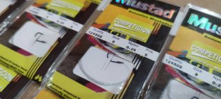X10 LOTE N°8 ANZUELOS MONTADOS MUSTAD CARBONO.