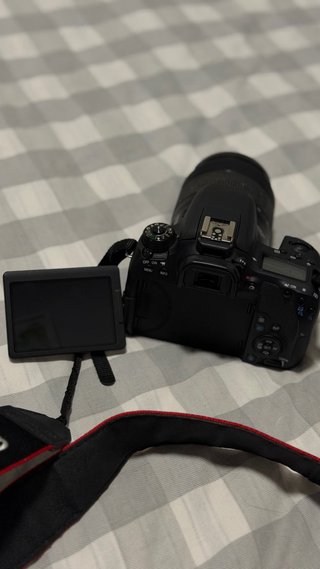 Canon EOS 77D + Objetivo 18-135mm