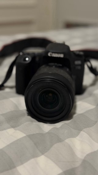 Canon EOS 77D + Objetivo 18-135mm