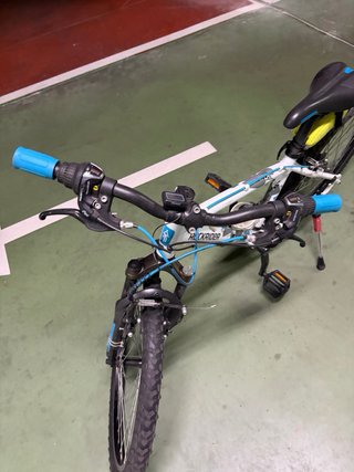 Bicicleta Decathlon 24 Blanca y Azul