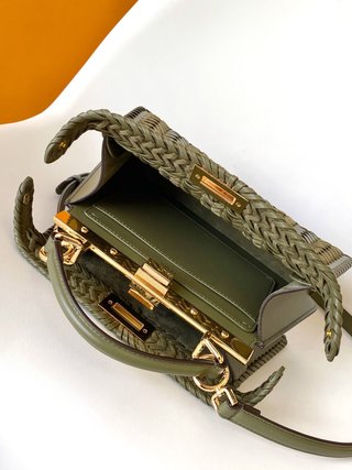 Borsa Fendi Peekaboo ISeeU iconica con design intrecciato