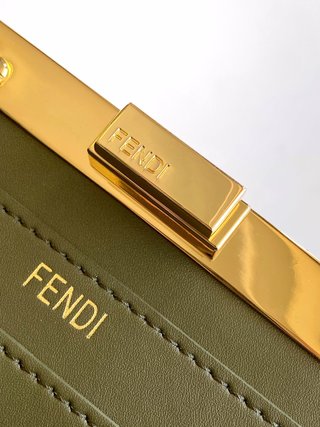 Borsa Fendi Peekaboo ISeeU iconica con design intrecciato