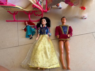 Carruaje Barbie con Caballos y Muñecas