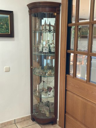 OCASIÓNVitrina rinconera de madera y cristal y luz