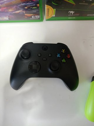 Xbox Series X con 2 mandos