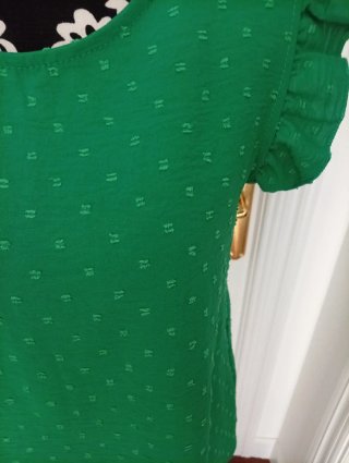 Blusa verde con volantes