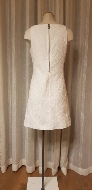 Vestido blanco con círculos negros
