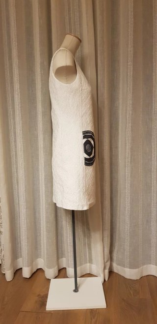 Vestido blanco con círculos negros