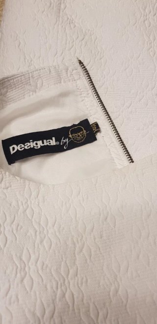 Vestido blanco con círculos negros