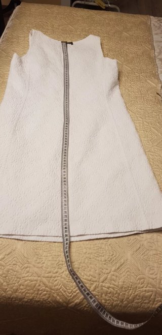 Vestido blanco con círculos negros