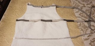Vestido blanco con círculos negros