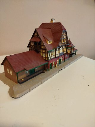 Estación de tren HO de la marca Vollmer.