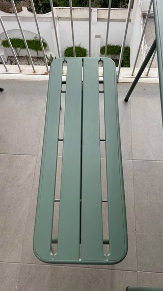 Mesa de exterior metálica con sus 2 bancos