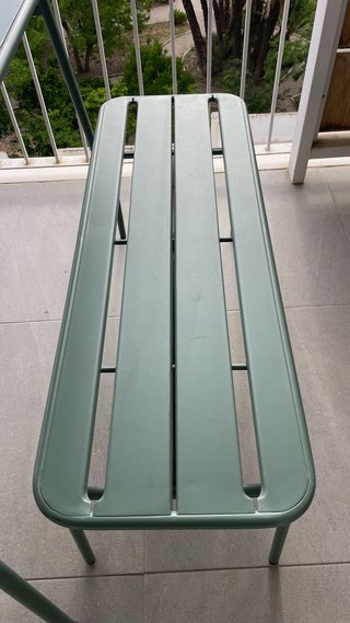 Mesa de exterior metálica con sus 2 bancos