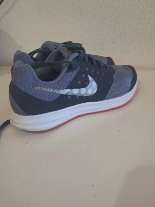 Zapatillas Nike Gris y Rojo