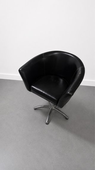Silla giratoria negra de piel
