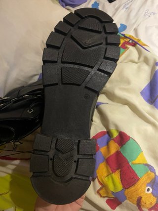 Botines negros con tiras y hebillas
