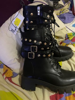 Botines negros con tiras y hebillas