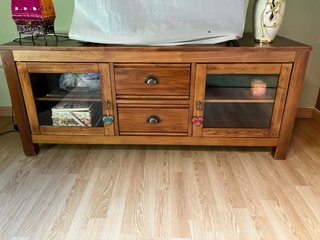 Mueble TV madera con puertas de cristal